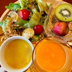 温泉山荘 だいこんの花 - 朝食　サラダとベジタブルスープにフレッシュジュース