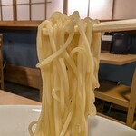 HACHI - 中細麺にスープが絡む