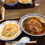 恵愛 - 住宅街ん中で、美味しいラーメンと遭遇(^O^)／
            
            住吉の中華料理 恵愛。
            
            名物のネギラーメンは細麺とよくあって、シャキ旨。
            
            スープも昔ながらで大変美味しゅうございました。