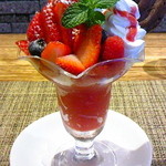 ボン シャンス - フレッシュベリーとオレンジジュレのパルフェ。