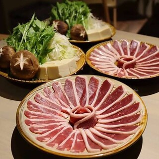 季節を問わず楽しめる、素材にこだわった鴨鍋・鶏すきコース