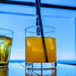 ソラニワホテルアンドカフェ - オレンジジュースはランチセットで150円。お水代わりは、さんぴん茶（ジャスミンティ）です。宮古島では緑茶よりさんぴん茶が普通です。