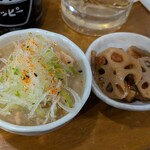 もつ焼 登運とん - ネギたっぷり煮込みハーフとお通し。