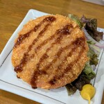 もつ焼 登運とん - ちょっと厚めのハムカツ。肉厚5mm。外はカリッと中は柔らかめ。