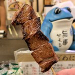 もつ焼 登運とん - レバー。レアじゃ無いけどハリが有って噛みごたえと柔らかさが両立。レバ食べてる感じが強い。無事かえるのオブジェも良い味。