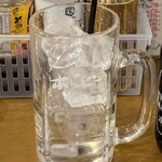 もつ焼 登運とん - 大ジョッキの35%位の焼酎量。少なく見えるけどとっても多い(^_^)