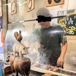 もつ焼 登運とん - 焼き場の前のオブジェが素晴らしい