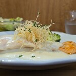 キッチン ブルー グローブ - 横から、カダイフが乗っています