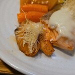 キッチン ブルー グローブ - ポワレをカット、カダイフを乗せて