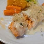 キッチン ブルー グローブ - ふた切れ目にも、ソースとカダイフを乗せて