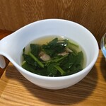 キッチン ブルー グローブ - ほうれん草スープのアップ