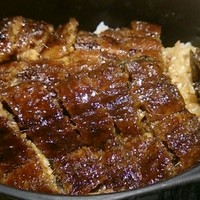 ひつまぶし名古屋備長 グランフロント大阪店 - 鰻がカリカリというよりちょっと硬い。あつた蓬莱軒の感動には及ばず。でもこの濃い味が好き。わさび、のり、ネギ、鰻のタレだけのお茶漬けでお茶碗1杯いける！