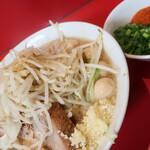 ラーメン二郎 - ラーメン半分＋ニンニク少し＋青ネギうずら