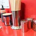 ラーメン二郎 - 卓上調味料