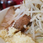 ラーメン二郎 - 豚の厚み