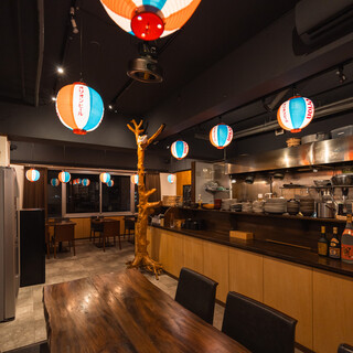 島の温もりと落ち着きが感じられる店内