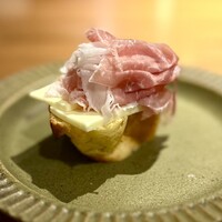笠井 - ❶ブリオッシュ
                    〜大好きなブリオッシュ。バターの生ハムのせ。甘いブリオッシュに極薄フワッフワの生ハム、濃厚な濃くのあるバターは鉄板の組み合わせ♡