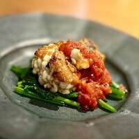 笠井 - ❺白子のソテー
                      〜真鱈の白子は表面カリッと焦げ目をつけ中はとろっとろ。ソテーしたほうれん草を合わせて。辛いトマトソースがアクセント。