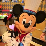 シェフ・ミッキー - シェフ・ミッキー登場！ミニザウルスを何度もハグしてくれ、私達が感激♫
