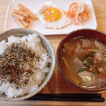 トーコーキッチン - ベーコンエッグ 副菜二品、豚汁 ご飯