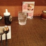 印度料理シタール - 2014.4 テーブルのセットと、野生蜂蜜、アチャールの瓶