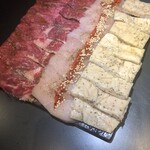 焼肉ホルモン 風土. - 牛タン、ハラミ、レア胸チキン、カリトロホルモンの4種盛り