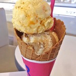サーティワンアイスクリーム - 料理写真:ダブル・レギュラー(アマーロ アフォガート & マンゴタンゴ;ワッフルコーン)