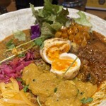 SPICY CURRY 魯珈 - 手前は牡蠣のポタージュカレーです♪