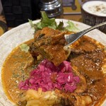 SPICY CURRY 魯珈 - 右が激辛ポークカレー、左は野菜コルマカレーです♪