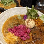 SPICY CURRY 魯珈 - 紫キャベツが映えてます♪