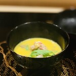 274753242 - ②【椀】
                    赤門南瓜の擦り流し、ズワイ蟹の真薯、天然シメジ