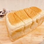 ボヌール - 料理写真:食パン(２斤) 580円
焼きたて最高すぎます⤴︎⤴︎