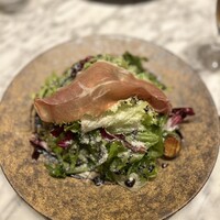 GENTLE Dining - ブッラータチーズと生ハムのビスマルク風サラダ