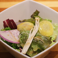リコロ 大丸東京店 - 牛ロースと焼き野菜の丼ぶり 2500円 のサラダ