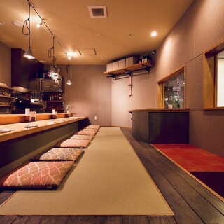 小上がりの掘りごたつカウンター席とテーブル席がございます。