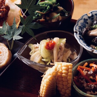 まずは「ちょこちょこ豆皿小鉢（七種）と本日の一品」から