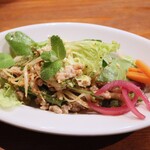 Hachihare - タイ風ハーブと豚肉サラダ