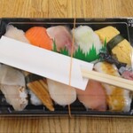 魚三 - おまかせ魚三にぎり (税込)850円 ※開封前 (2024.11.26)