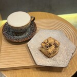 アンドテイ - ・日本茶ミルクティー
      茶葉：有機ほうじ茶
      プラントミルク：ソイミルク
      甘さ：ストレート
      
      ・全粒粉スコーン 胡桃