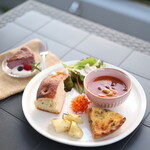 カフェプラス - 12月限定 ぜいたくキッシュと天然酵母パンプレート