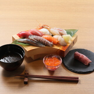 市場で目利きした魚介で握るこだわりの寿司。北海道和牛の一品◎