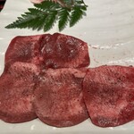 清江苑 池袋西口本店 - 清江苑コース６０５０円。タン塩。塩の盛り合わせ、タレの盛り合わせ、ともに最高です！