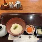 上野 味喜庵 - つけとろ蕎麦１３００円。お蕎麦はもちろん、こだわり卵黄、とろろ、つゆ、すべてが好みです。バラバラの提供も嬉しい限りです