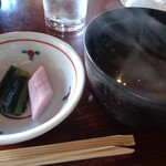 横浜瀬里奈 ステーキドーム - みそ汁とお新香