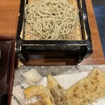 上野 味喜庵 - つけとろ蕎麦１３００円、穴子天１６００円。穴子天は、一本揚げです。食べ応えも十分ですよ♩