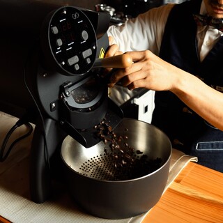 現地での修行、和食やコーヒーの焙煎など様々な経験を活かして