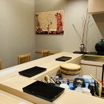 北新地 鮨 聚楽 - カウンターは、L字型です✨️おひとり様のお姉様も来られてました՞⸝⸝ᵒ̴̶̷  ᵒ̴̶̷⸝⸝՞✨️