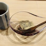 北新地 鮨 聚楽 - 黒糖のわらび餅✨️お番茶と✨️