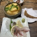 泊舟 - お通し４００円しまあじ刺身１０００円、揚げ出し豆腐７００円。お通しはメヒカリ唐揚げ。揚げたてで美味です。揚げ出し豆腐はもちろん、シマアジも、とーっても美味しかったです