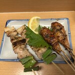 とり八 - ネギマ２４０円×２、つくね２４０円×２。つくねは、焼きたてで美味しかったです(^｡^)
